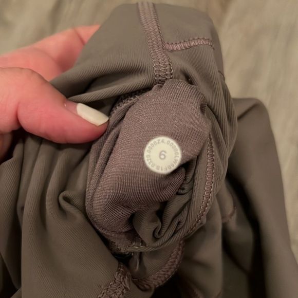 Like new lululemon crop leggings with mesh insert - purple/gray— size 6 - Picture 3 of 4
